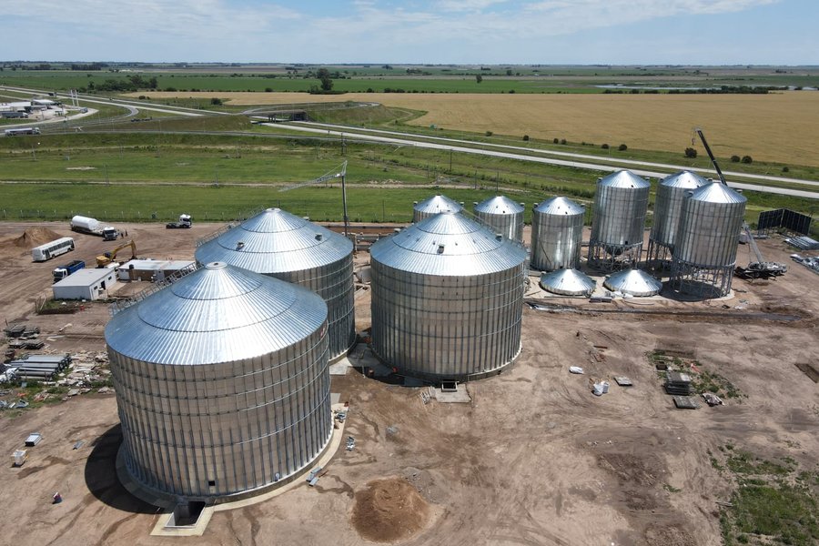 Silos metálicos con base plana o base cónica subterránea de hormigón