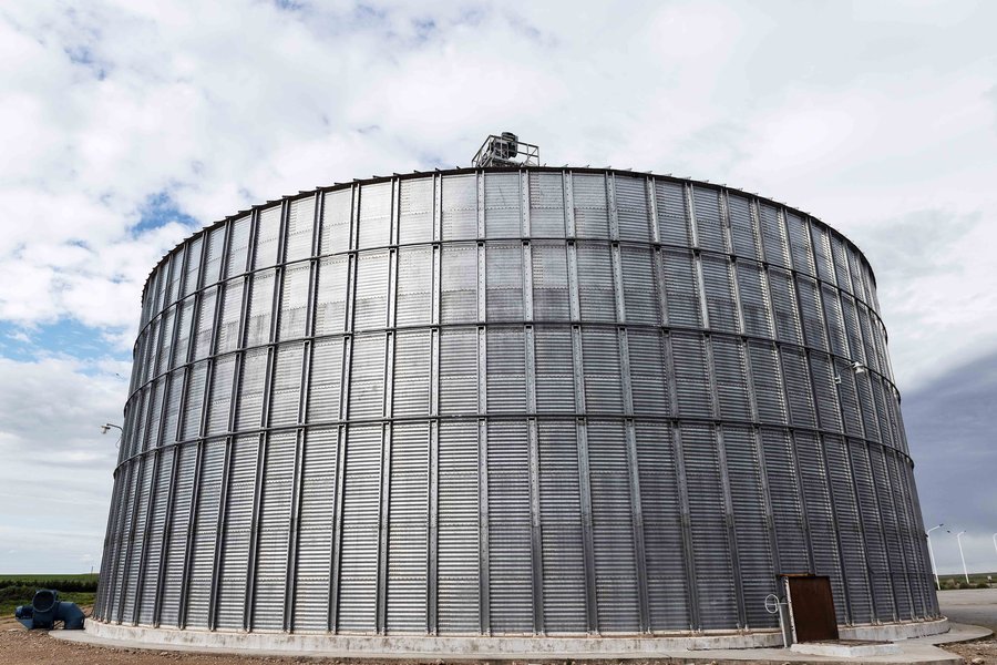 Silos metálicos con base plana o base cónica subterránea de hormigón