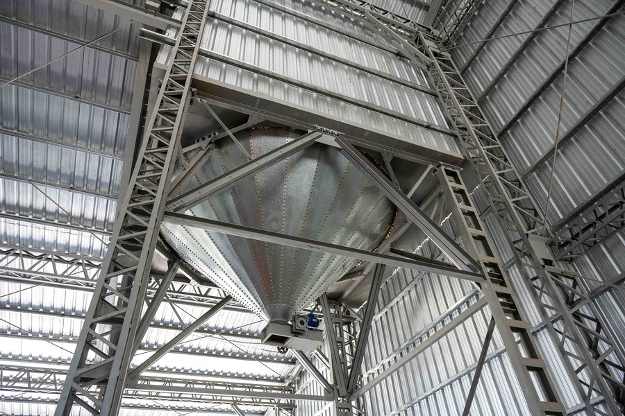 Silos metálicos con base cónica elevada