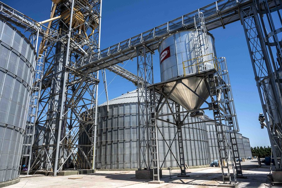 Silos metálicos con base cónica elevada