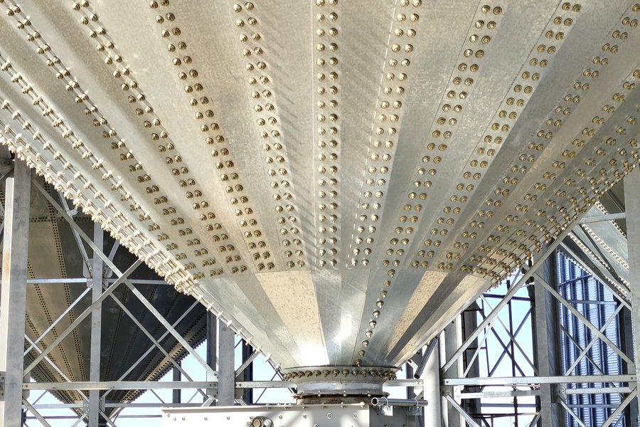 Silos metálicos con base cónica elevada