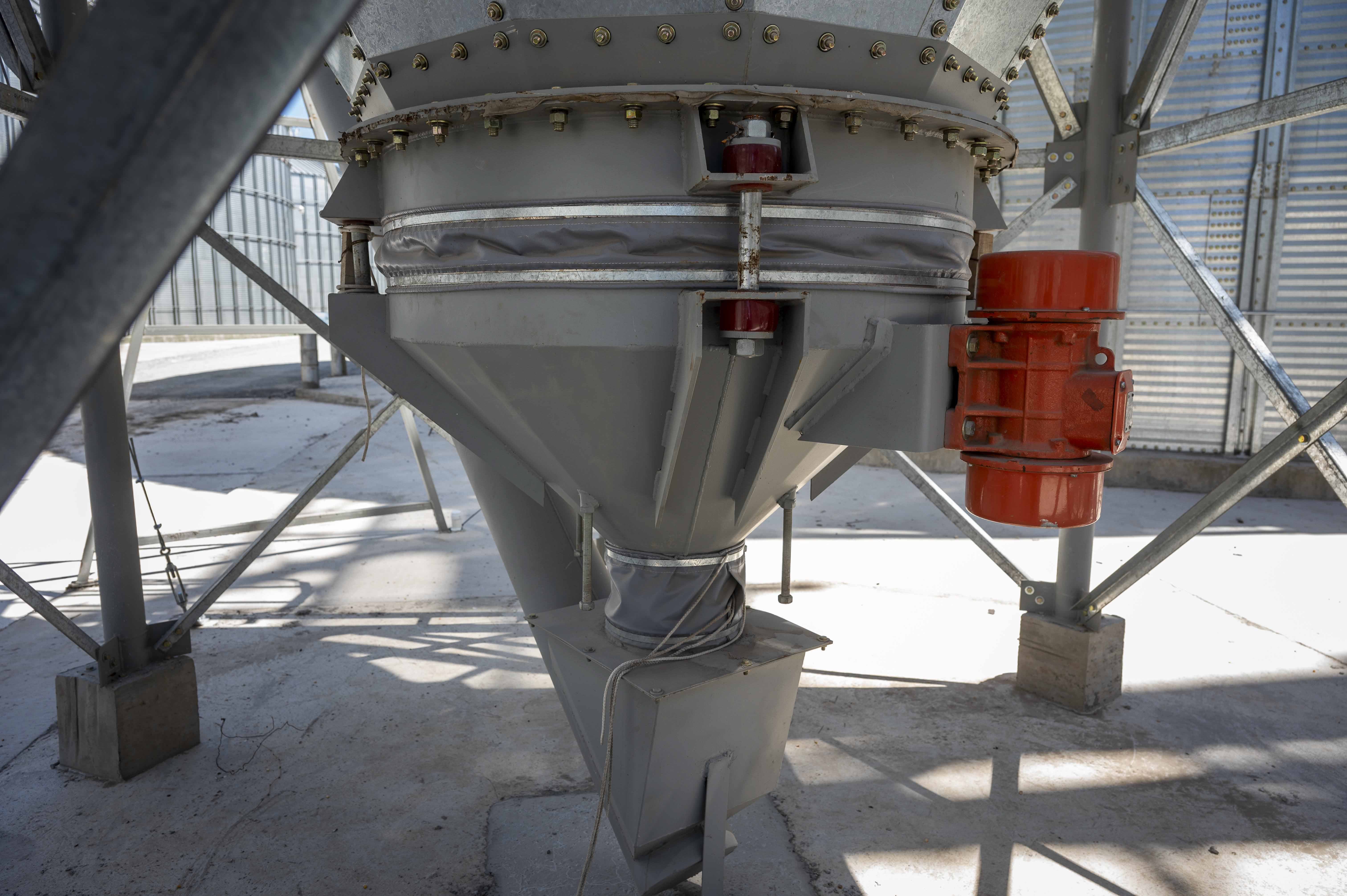 Silos metálicos para harina o subproductos con cono vibrado