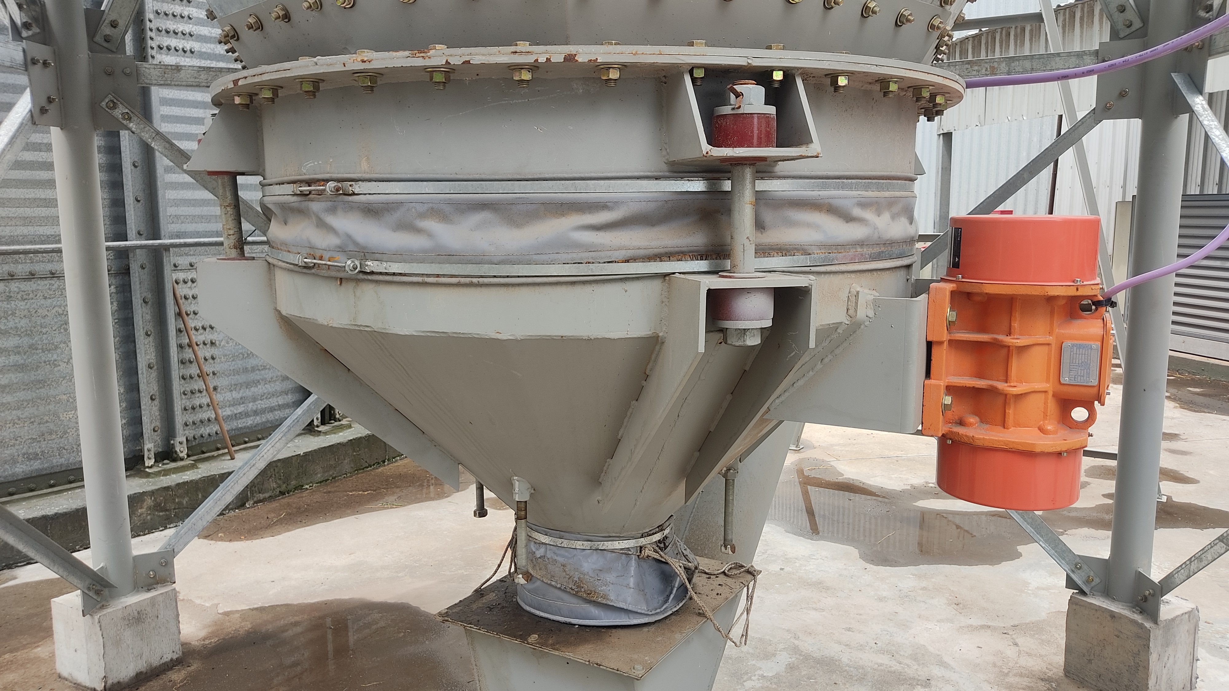 Silos metálicos para harina o subproductos con cono vibrado