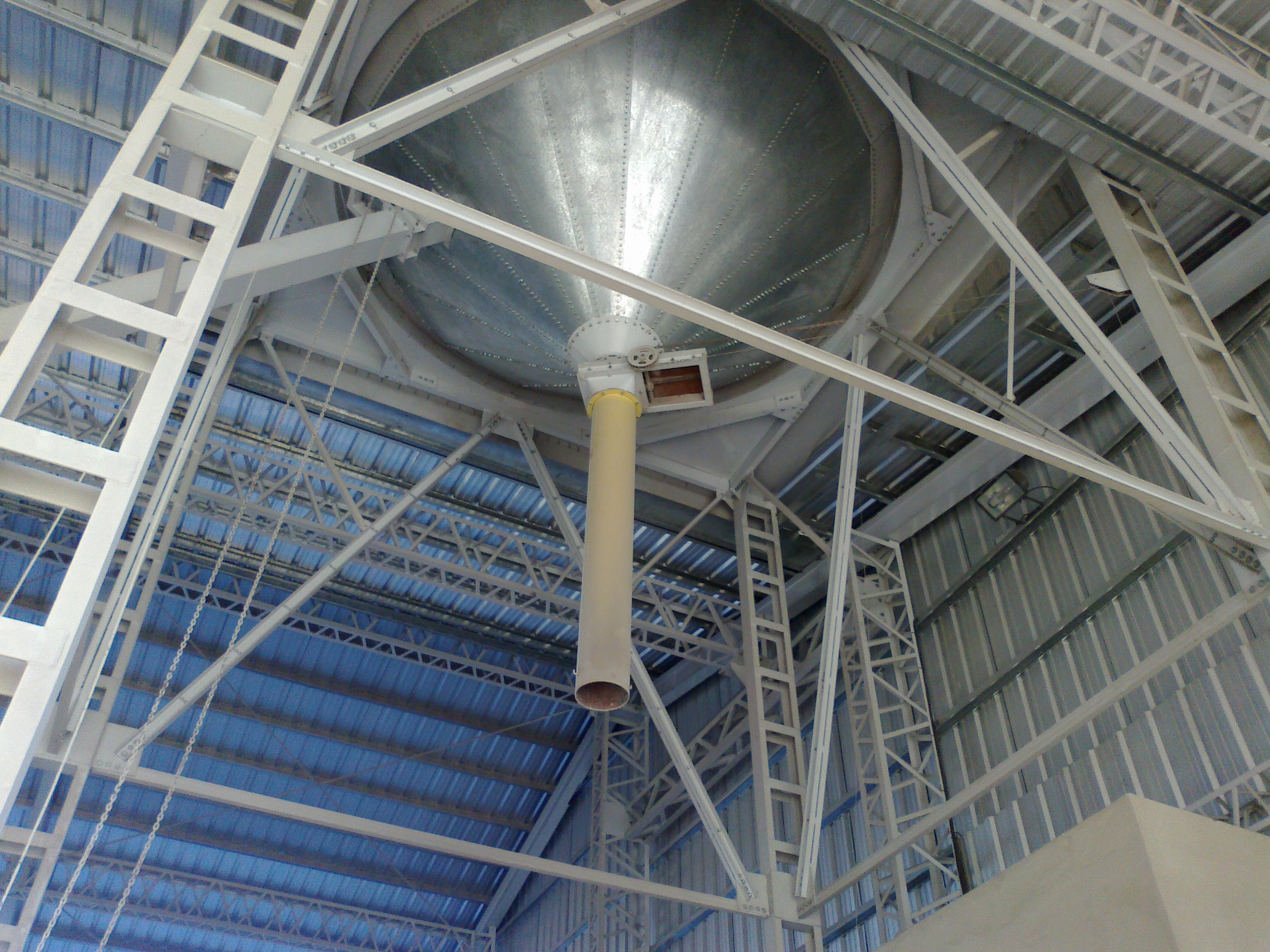 Silos metálicos con base cónica elevada