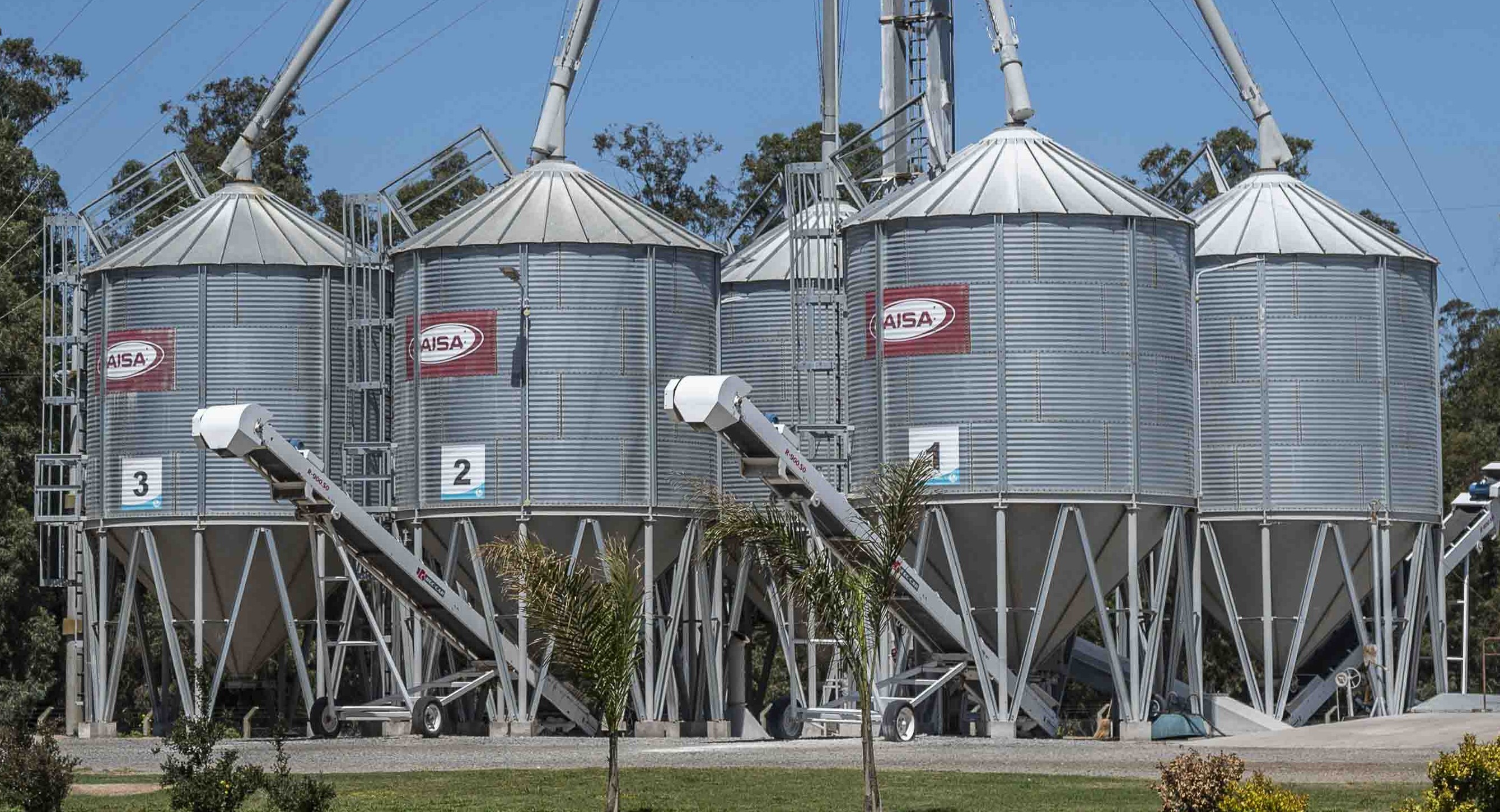 Silos metálicos con base cónica elevada